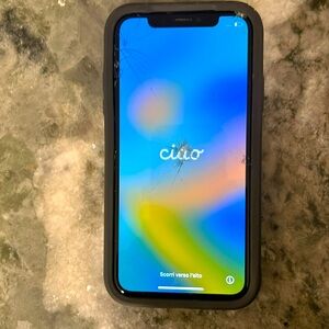 iPhone X 256 GB cracked screen with case included ￼ compatible with Verizon ￼